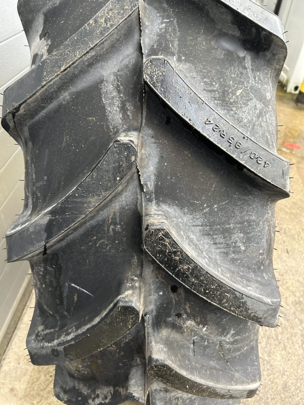 Firestone Performer 85 Extra 420/85X24 On Rims - Image 4