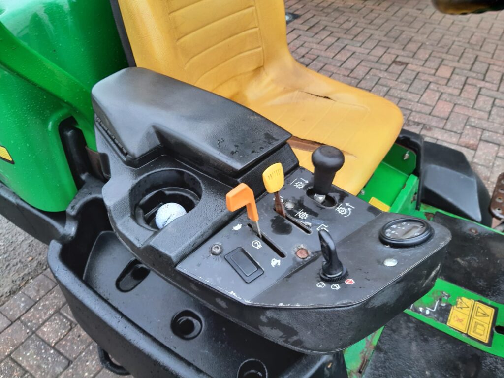 John Deere 2500E greens triple mower - Image 8