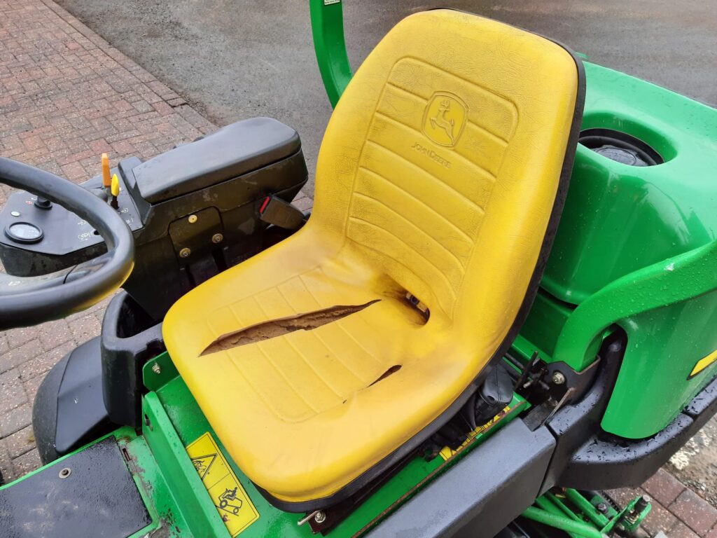 John Deere 2500E greens triple mower - Image 9
