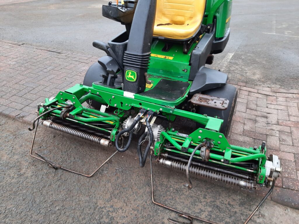 John Deere 2500E greens triple mower - Image 6