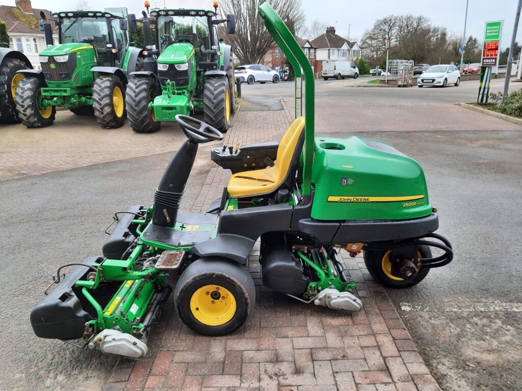 John Deere 2500E greens triple mower - Image 3