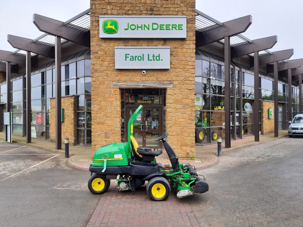 John Deere 2500E greens triple mower
