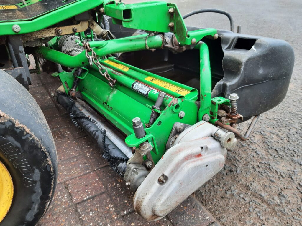 John Deere 2500E greens triple mower - Image 12