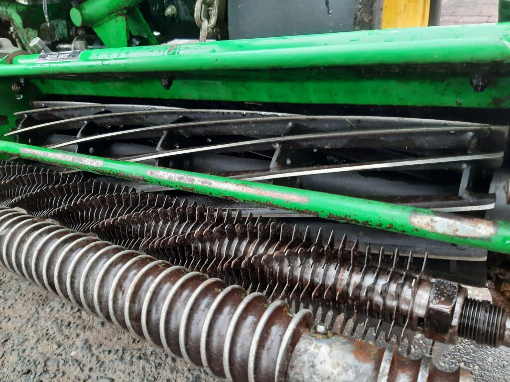 John Deere 2500E greens triple mower - Image 13