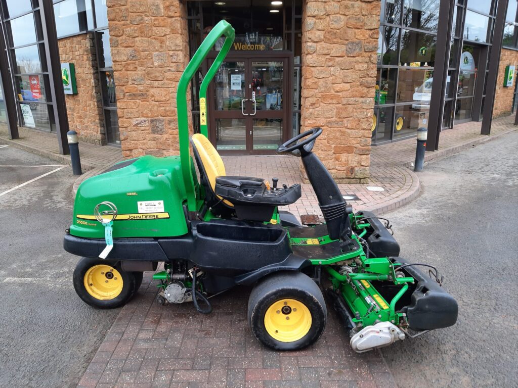 John Deere 2500E greens triple mower - Image 2