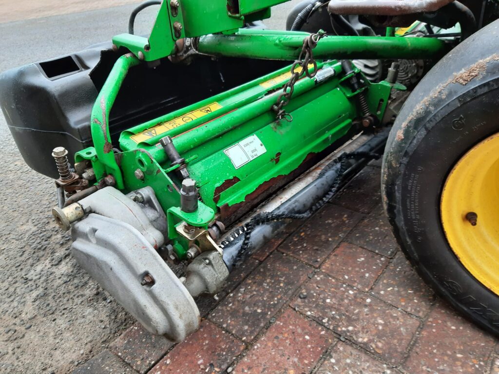 John Deere 2500E greens triple mower - Image 14