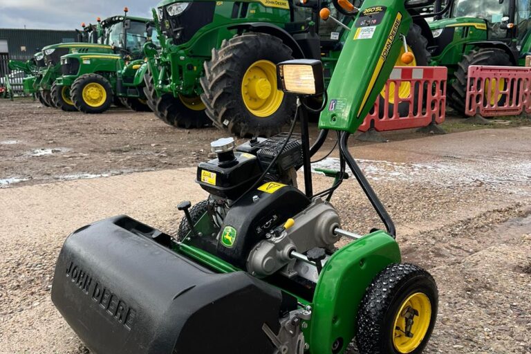 John Deere 260SL tees mower