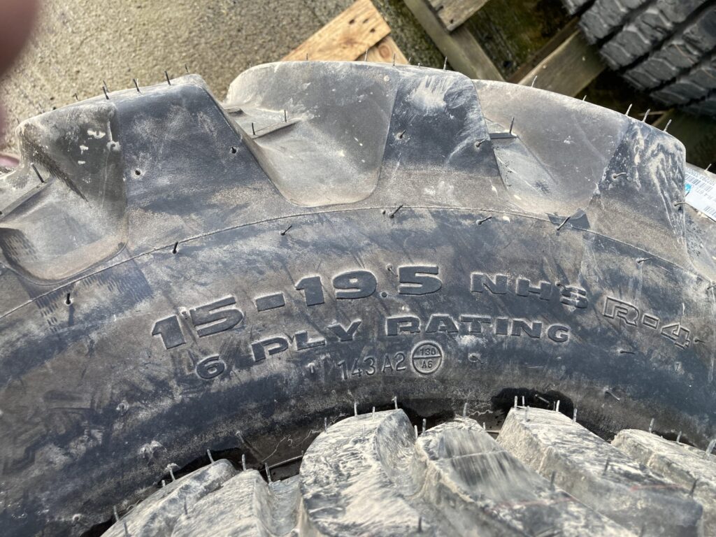 John Deere wheel and industrial tyre set - Image 3
