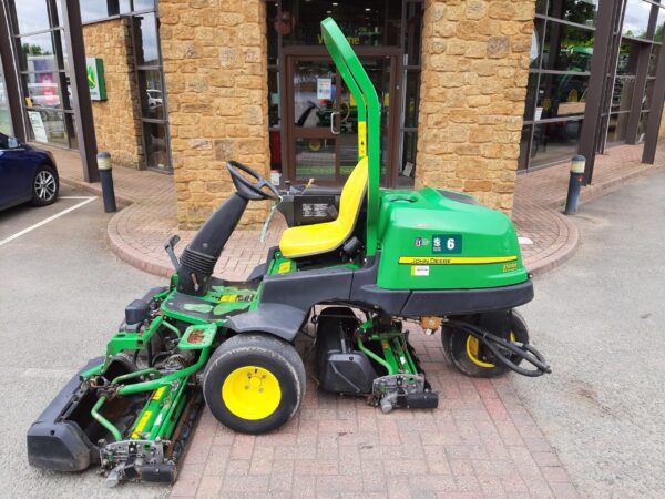 John Deere 2500E Greens triple mower - Image 5