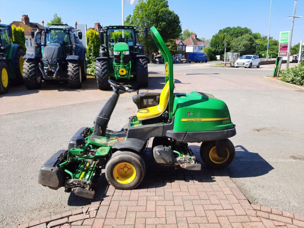 John Deere 2500EH greens triple mower - Image 5