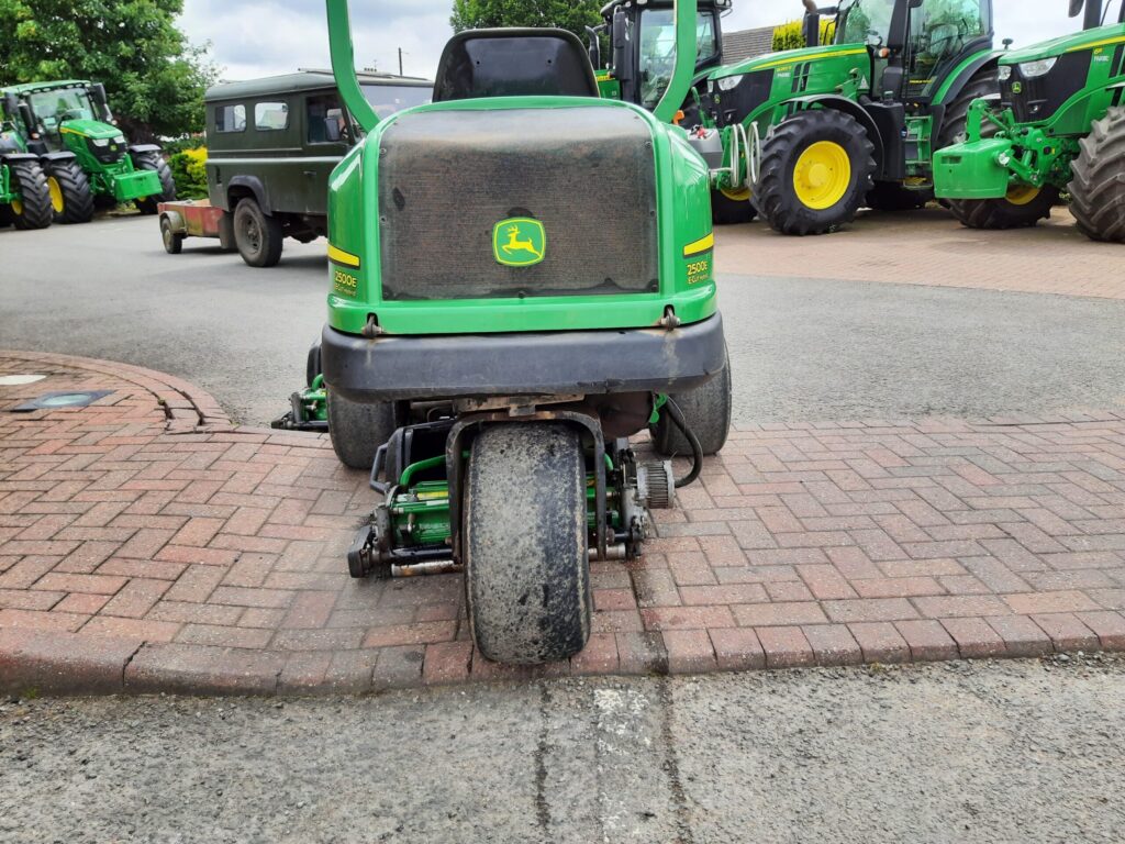 John Deere 2500E greens triple mower - Image 3