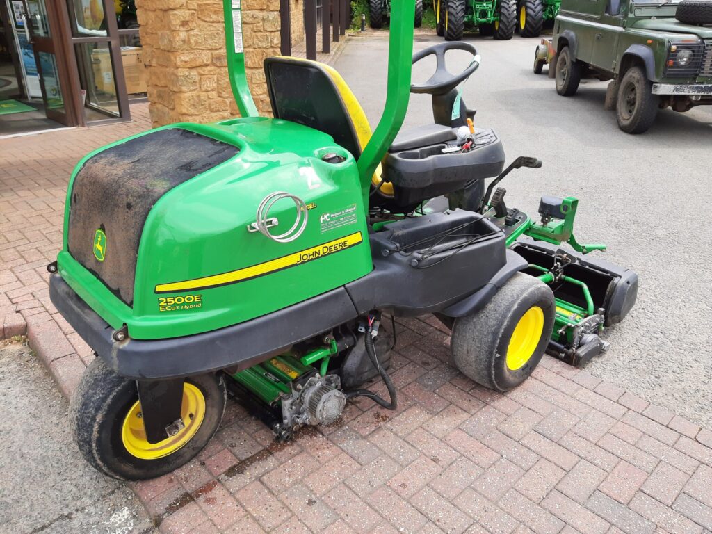 John Deere 2500E greens triple mower - Image 4