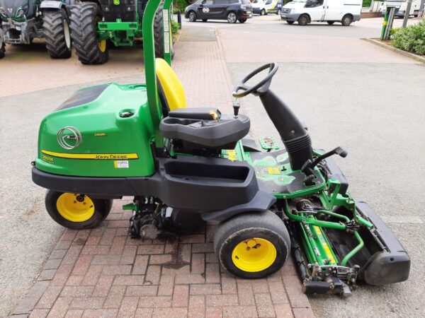 John Deere 2500E Greens triple mower - Image 3