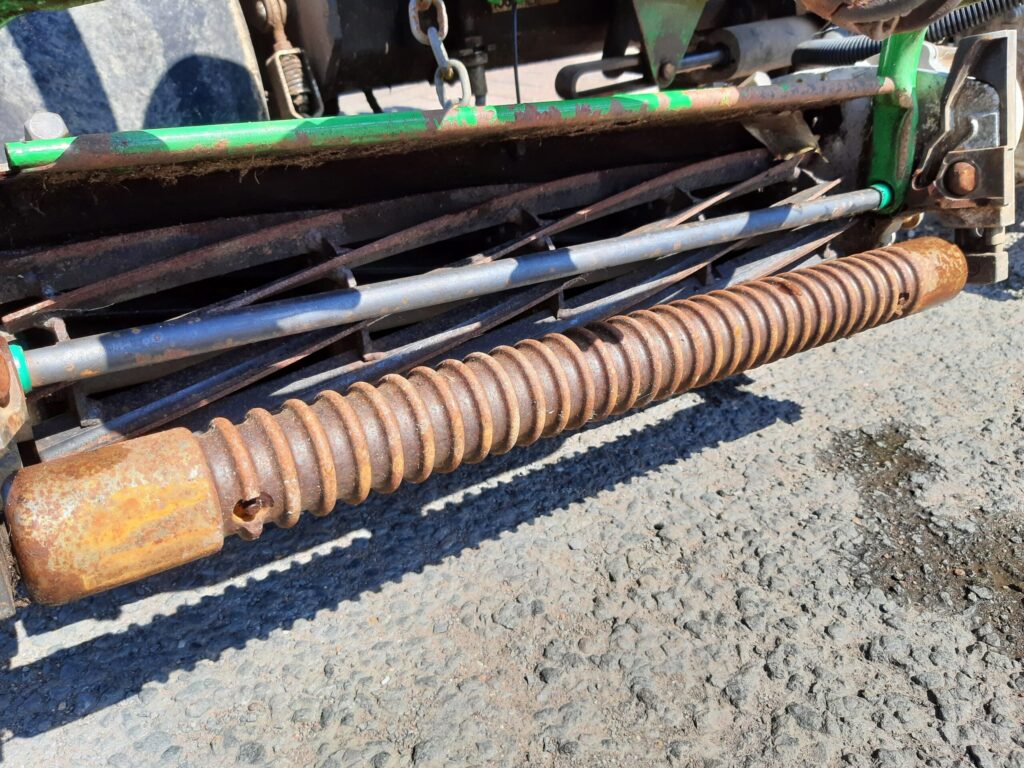 John Deere 2500EH greens triple mower - Image 10