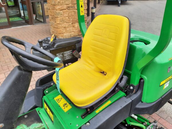 John Deere 2500E Greens triple mower - Image 8