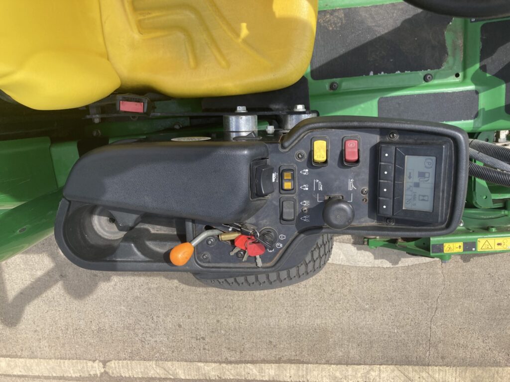JD 7400A triple rotary mower - Image 9