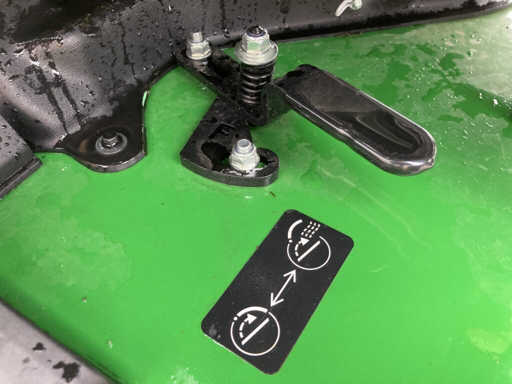 John Deere X940 ride on rotary mower - Image 9