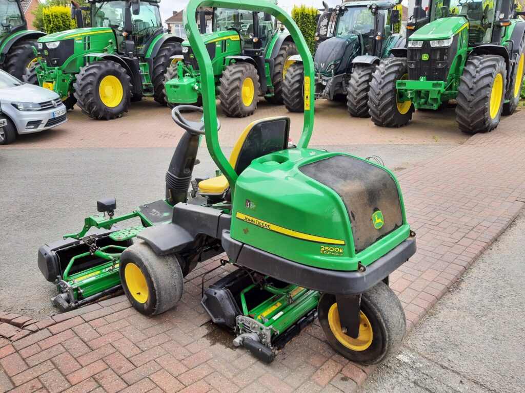 John Deere 2500E greens triple mower - Image 5