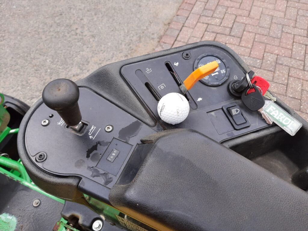 John Deere 2500E greens triple mower - Image 11