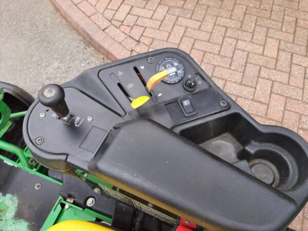 John Deere 2500E Greens triple mower - Image 9