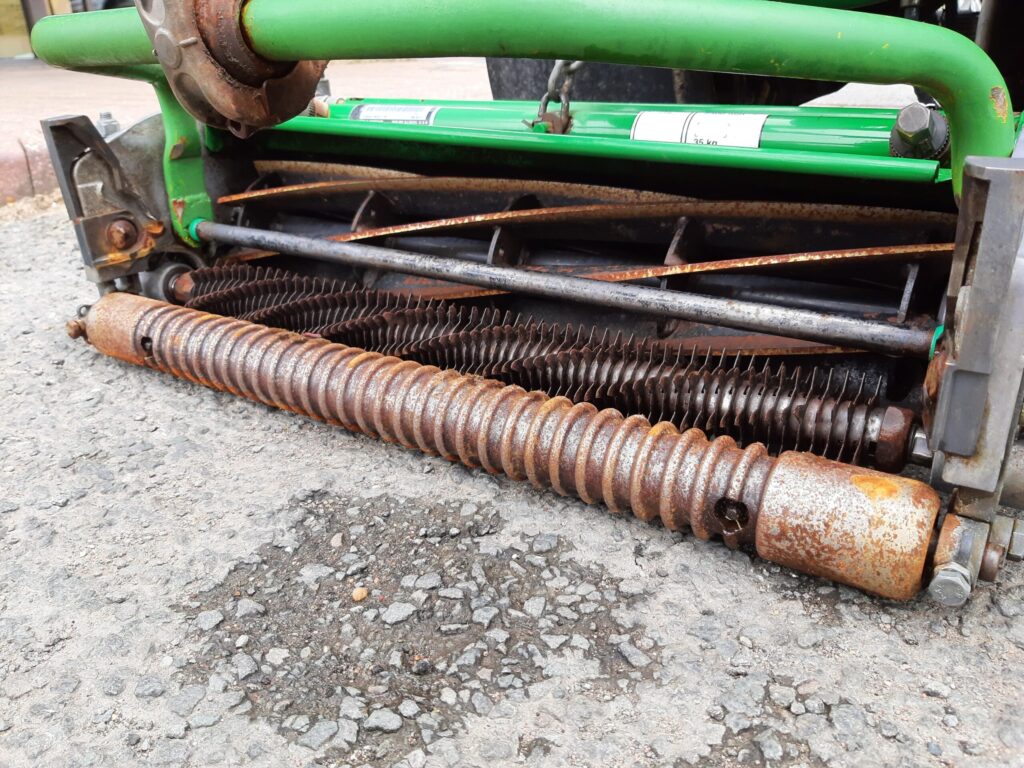 John Deere 2500E Greens triple mower - Image 7