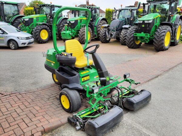 John Deere 2500E Greens triple mower - Image 2