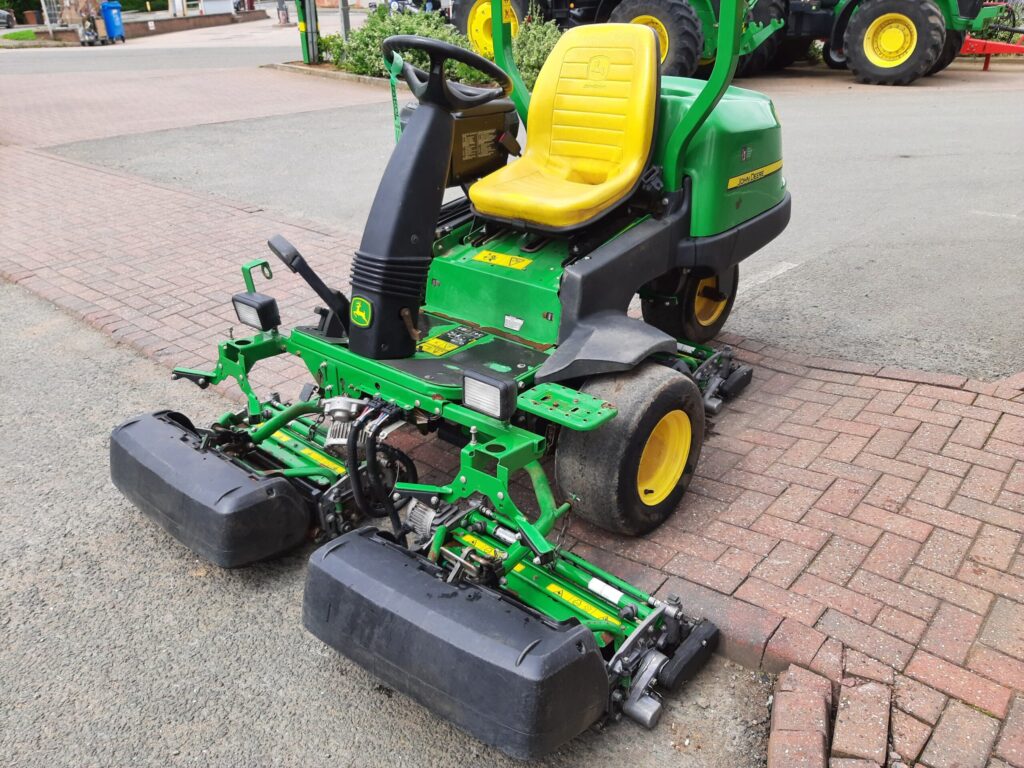 John Deere 2500E greens triple mower