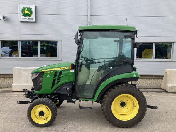 John Deere 2038R compact tractor - Image 2