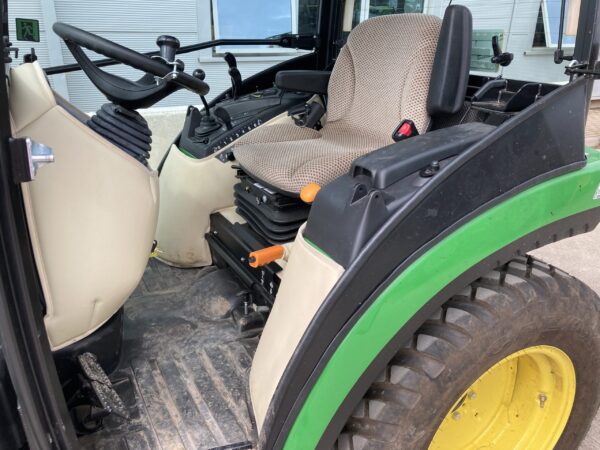 John Deere 2038R compact tractor - Image 9