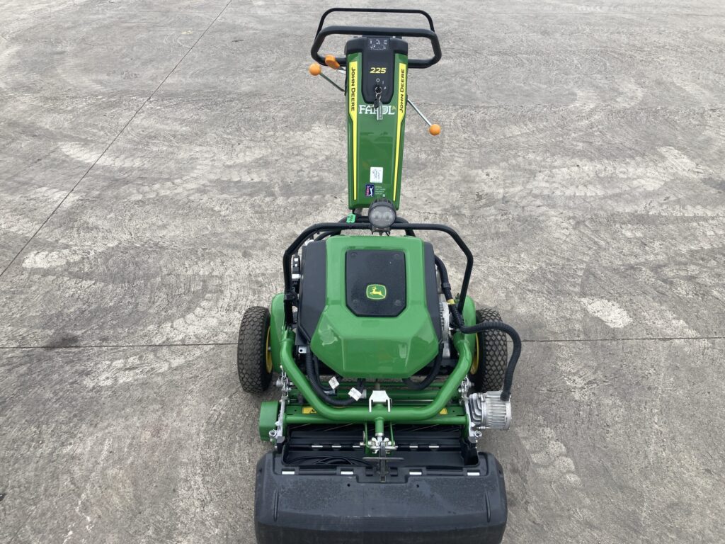 John Deere 225 E-cut walk behind electric greens mower - Image 2