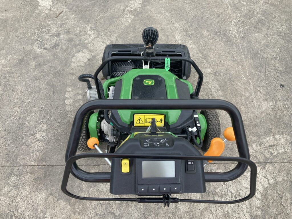 John Deere 225 E-cut walk behind electric greens mower - Image 4