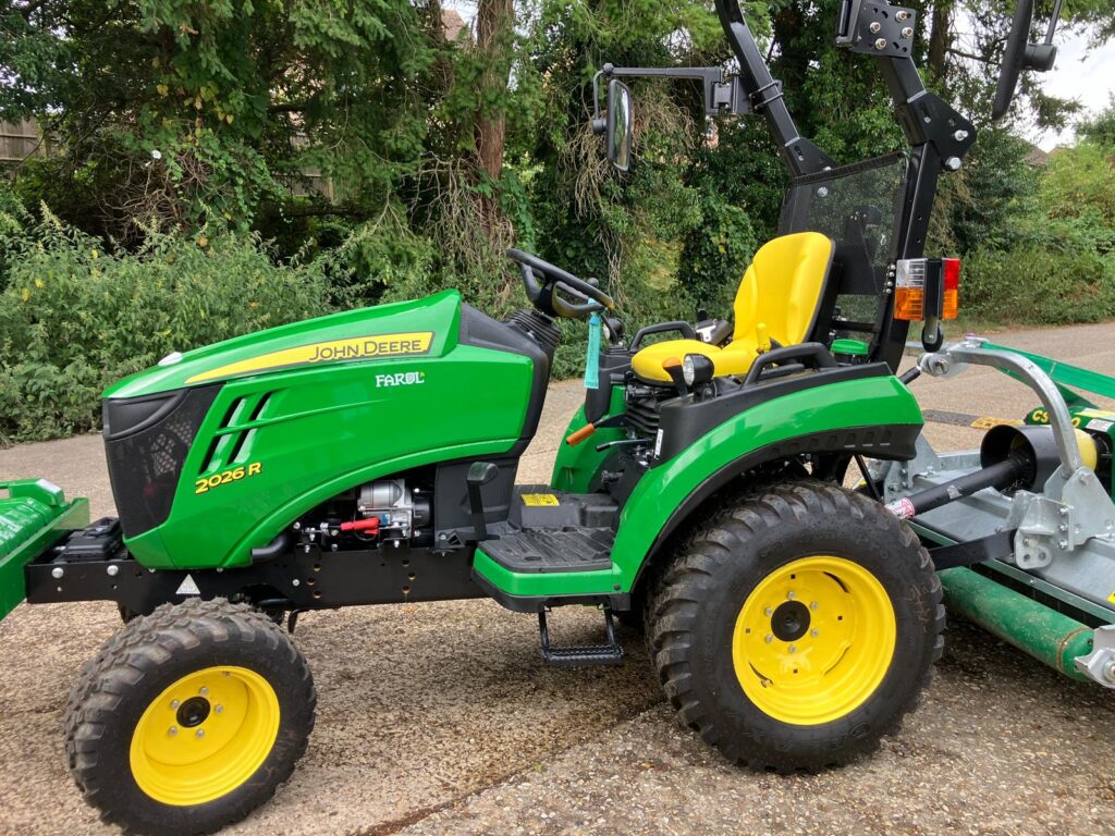 John Deere 2026R compact tractor - Image 2