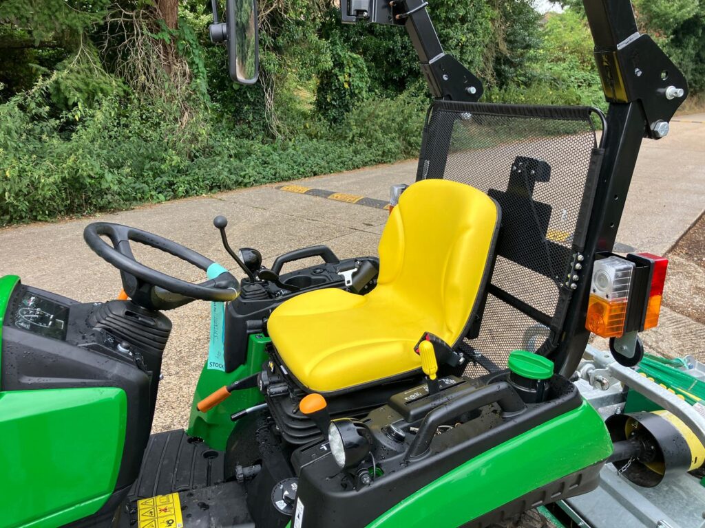 John Deere 2026R compact tractor - Image 4