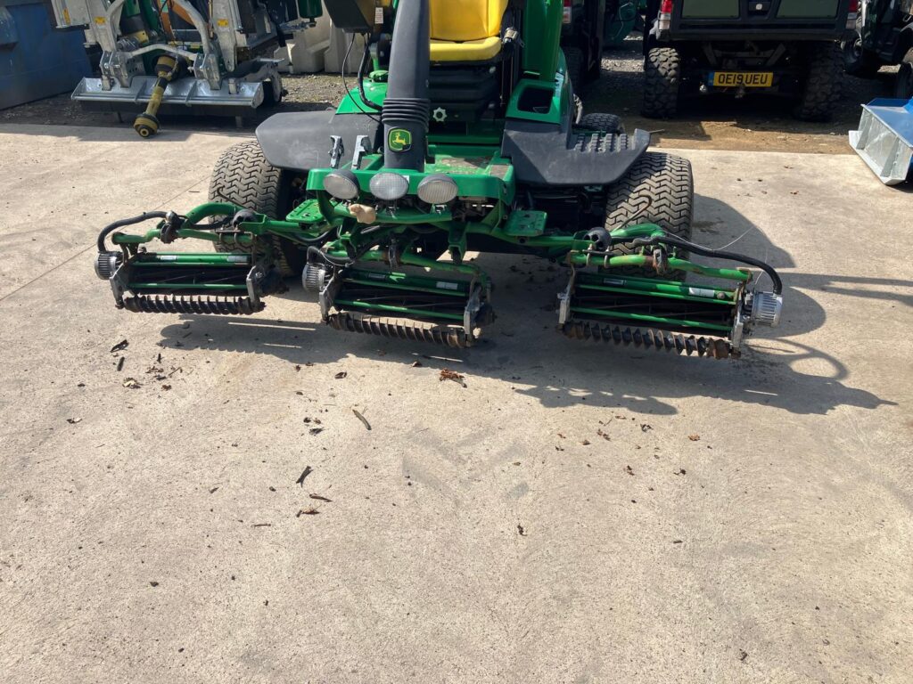 John Deere 7500AE fairway mower - Image 2