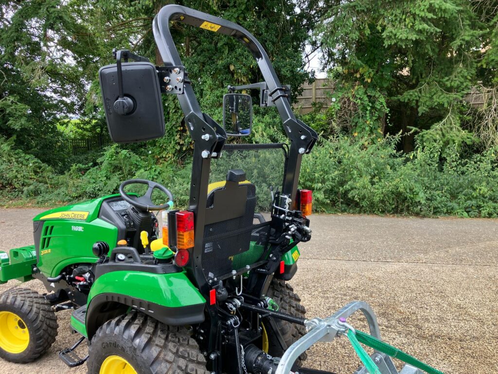John Deere 2026R compact tractor - Image 3
