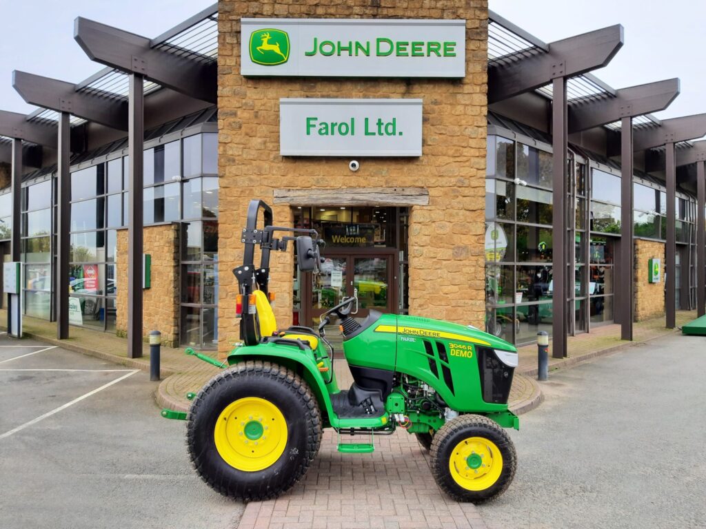 John Deere 3046R compact tractor - Image 2