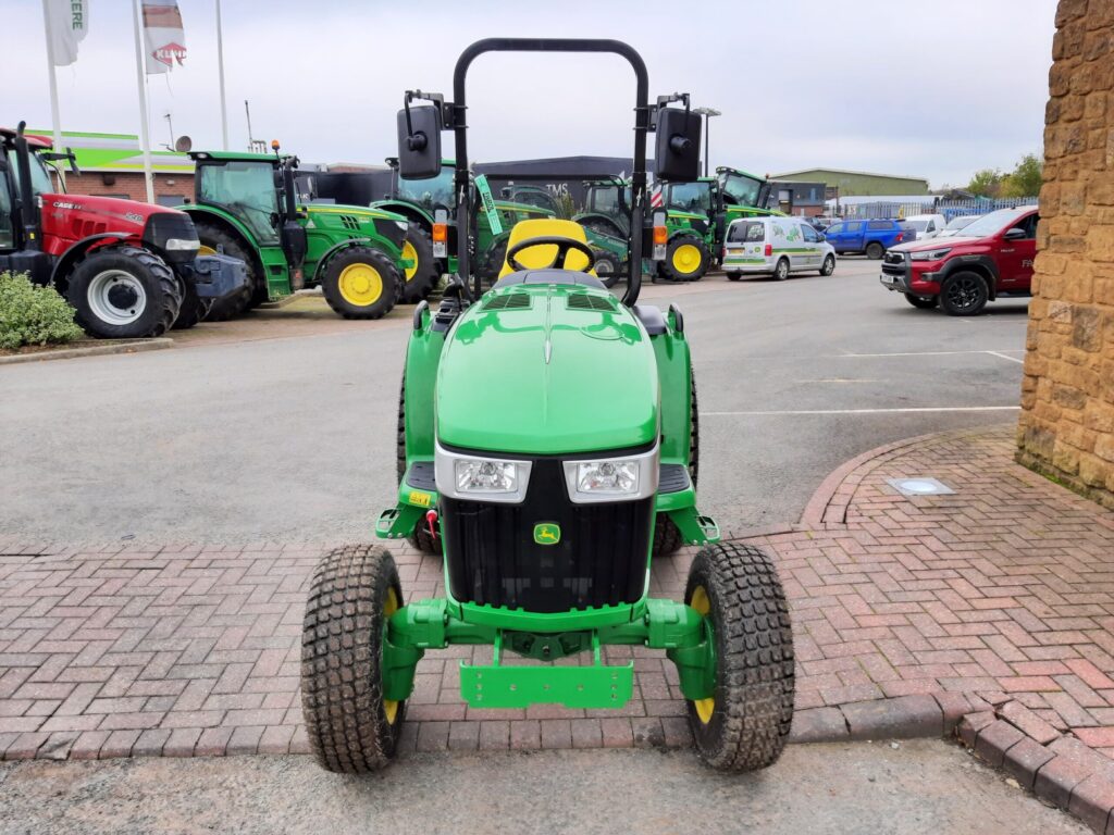 John Deere 3046R compact tractor - Image 4