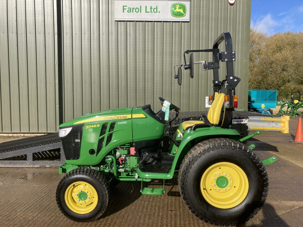 John Deere 3046R compact tractor - Image 2