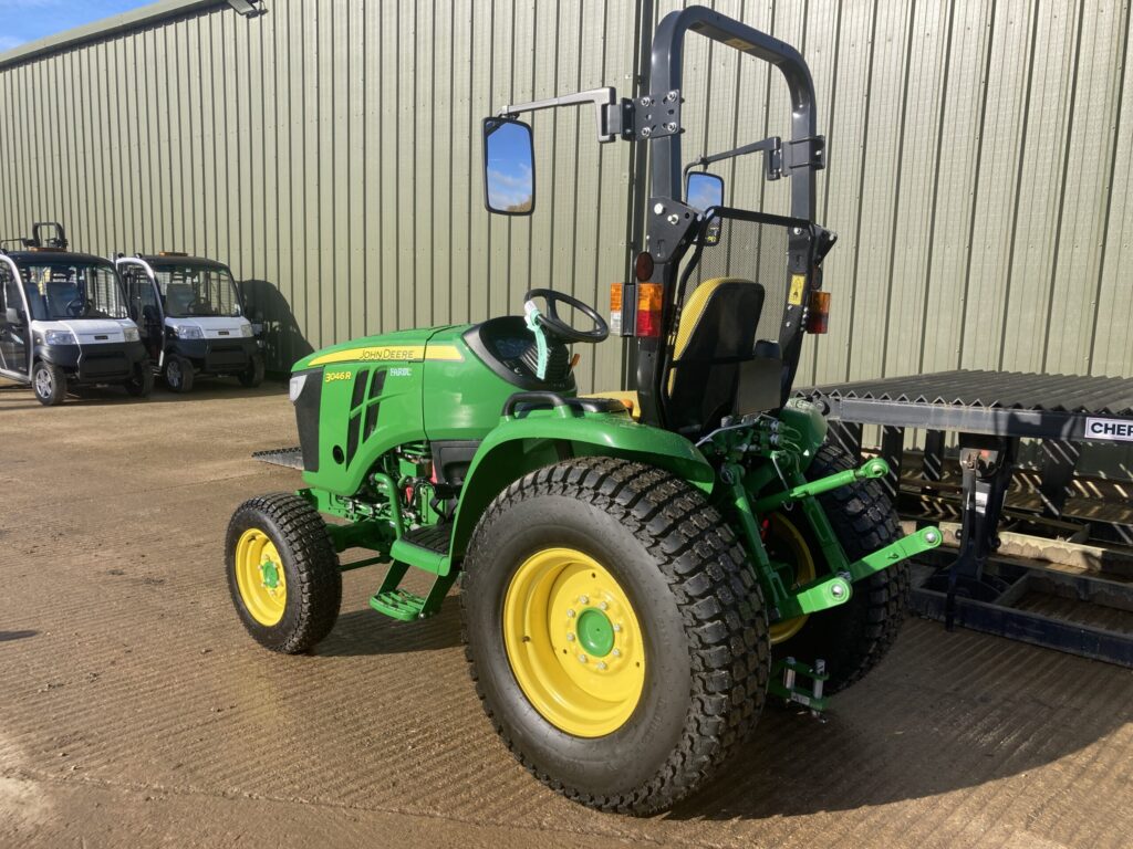John Deere 3046R compact tractor - Image 3