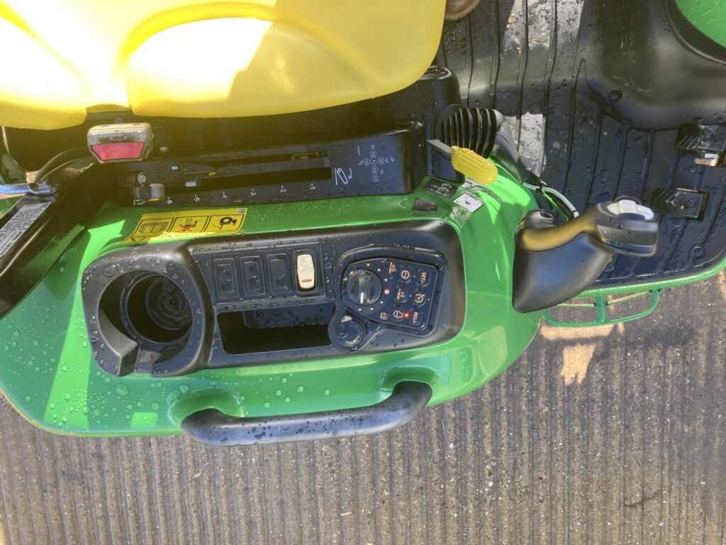 John Deere 3046R compact tractor - Image 9