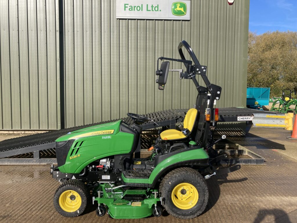 John Deere 1026R compact tractor - Image 2