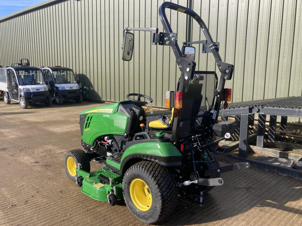 John Deere 1026R compact tractor - Image 3