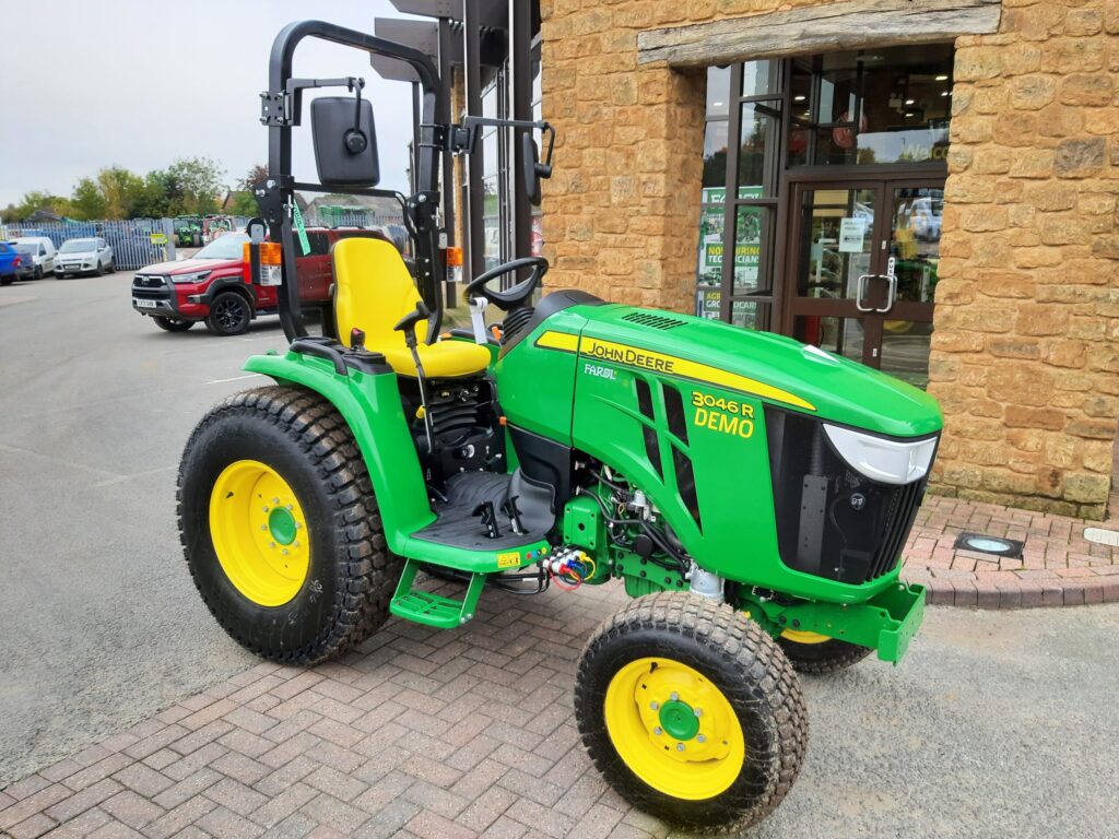 John Deere 3046R compact tractor - Image 8