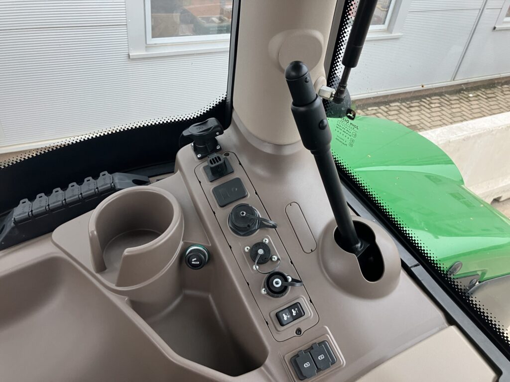 John Deere 6215R - Image 37