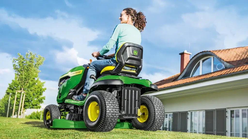 John Deere X127 Ride-on Lawnmower - Image 3