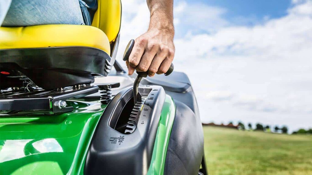 John Deere X167R Ride-on Lawnmower - Image 6