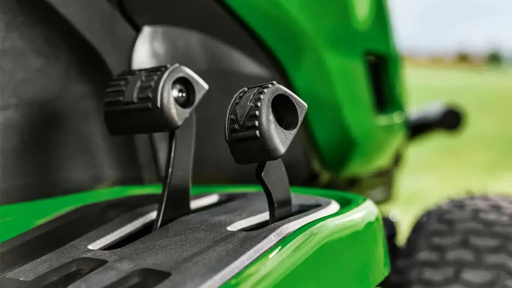John Deere X167R Ride-on Lawnmower - Image 4