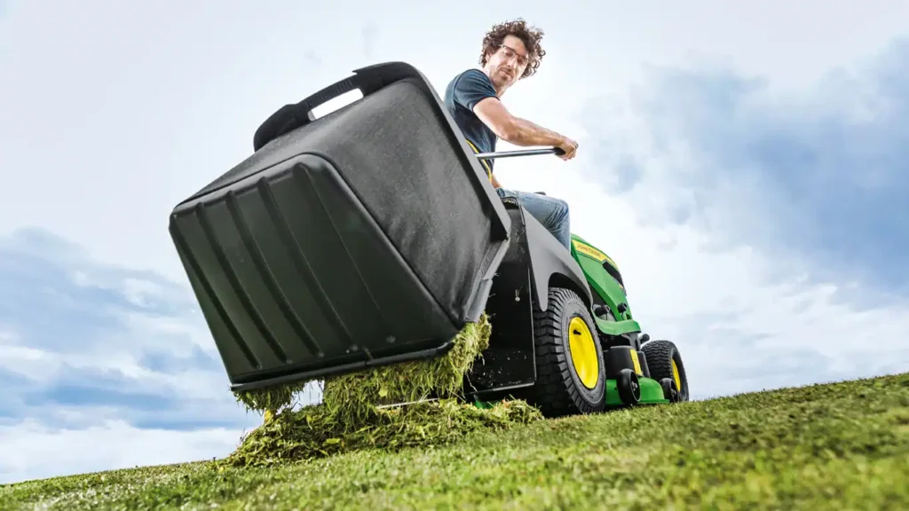 John Deere X167R Ride-on Lawnmower - Image 2
