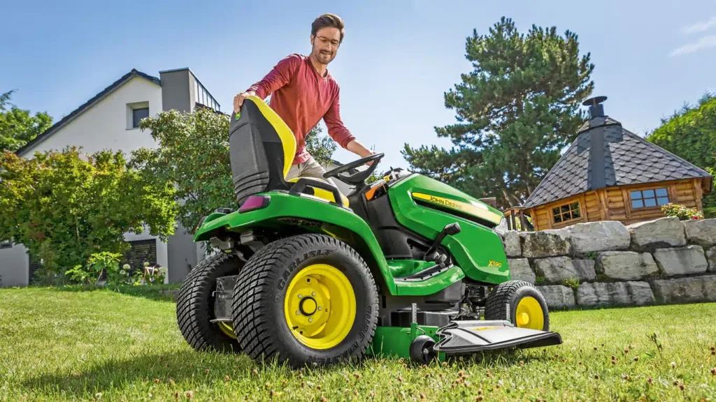 John Deere X590 Ride-on Lawnmower - Image 2
