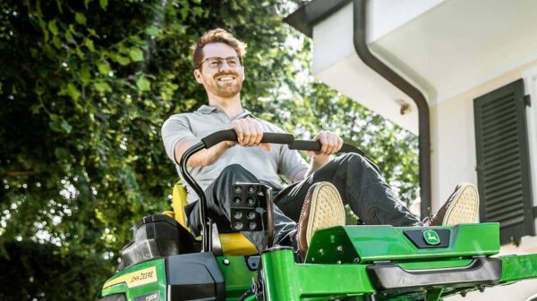 John Deere Z320M ZTrack Zero Turn Mower - Image 4